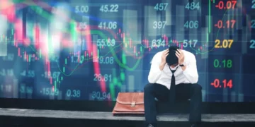 The psychology of the investor: how to stay calm during financial crises Image_1_An_upset_businessman_sits_in_front_of_.width-880